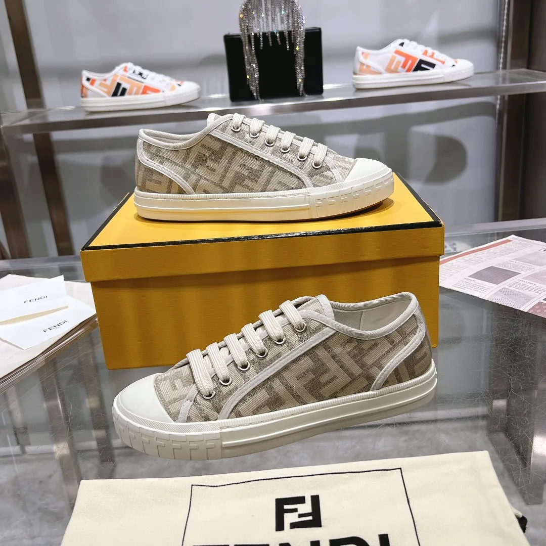 Couple style 💰460❤️Fendi Fendi's latest couple canvas shoes ❑ Fabric: Original customized imported jacquard canvas material ❑ Inner lining: Imported canvas material ❑ Sole: Original molded non-slip TPU outsole ❑ Bottom thickness: 2.5cm ❑ Size: Women's 35-40/Men's 39-45